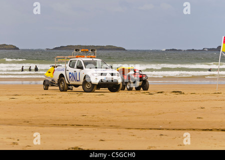 Bagnino RNLI veicolo, moto quad e jetski ad Oriente Strand, Portrush Foto Stock