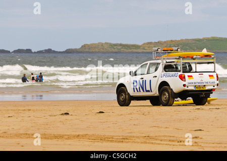 Bagnino RNLI veicolo e jetski ad Oriente Strand, Portrush Foto Stock