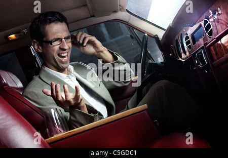 Urlando uomo in auto Foto Stock