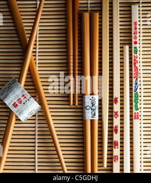Bacchette SUSHI SUL TAPPETINO DI LAMINAZIONE Foto Stock