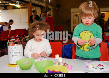 Giovane di creche impresa artigianale attività base, Surrey, Regno Unito. Foto Stock