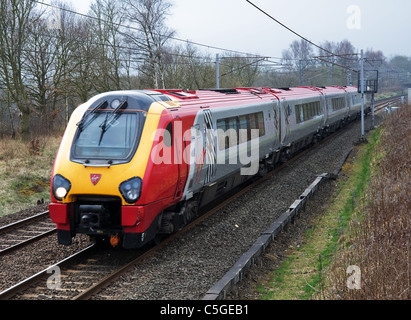 Vergine Voyager express treno passeggeri West Coast mainline, Standish, Wgan, Foto Stock