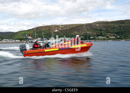 La Croce Rossa britannica ambulanza rapido mezzo di salvataggio in azione con equipaggio a bordo Foto Stock