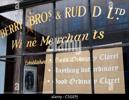 Berry Bros & Rudd, stabilito nel1698 e ha detto di essere Gran Bretagna il vino più vecchio e lo spirito merchant, St James Street, Londra, Regno Unito Foto Stock