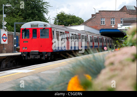 Londra metropolitana treno in viaggio overground sulla linea metropolitana di Londra, Inghilterra. Foto Stock