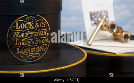 Hatters James Lock & Co, fondata nel 1676, St James Street, Londra, Regno Unito Foto Stock