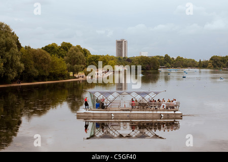 Il Solarshuttle, energia solare barca sulla serpentina, Hyde Park, London, England, Regno Unito Foto Stock