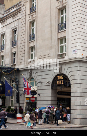 La gente camminare passato l' Hotel Ritz, Piccadilly, Londra, Inghilterra, Regno Unito Foto Stock