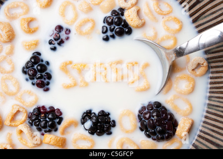 Una ciotola di alfabeto pezzi di cereali fluttuante nel latte con la parola STRESS enunciato. Foto Stock