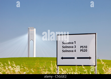 PS20 solare termico tower, il solo tale lavorazione torre solare attualmente in tutto il mondo. La sua è una parte della Solucar complesso solare Foto Stock