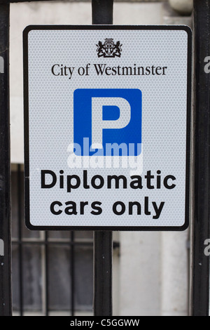 Un diplomatico segno parcheggio fuori l'Ambasciata canadese a Londra Foto Stock