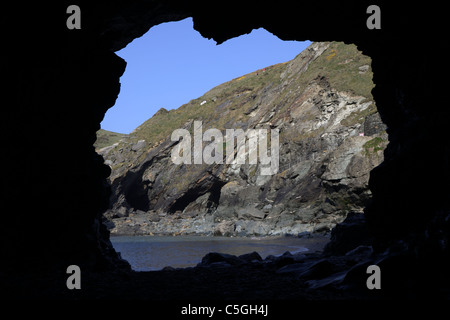 Vista da Merlin's cave sotto Re Artù castello di Tintagel guardando verso Ovest con la bassa marea Foto Stock