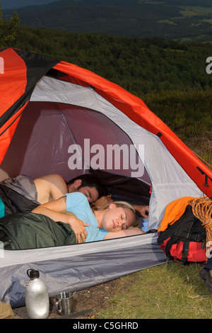 Camping coppia giovane backpackers dormire in tenda con ingranaggio di arrampicata Foto Stock