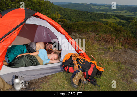 Camping coppia giovane backpackers dormire in tenda con ingranaggio di arrampicata Foto Stock