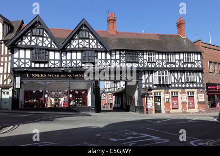 I CONCIATORI commercianti di vino,situato in Il Grade ii Listed è un edificio in bianco e nero in stile Wyle Cop,Shrewsbury. Foto Stock