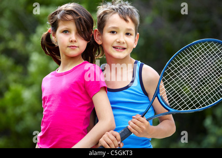 Ritratto di una bambina e ragazzo con badminton racchetta Foto Stock