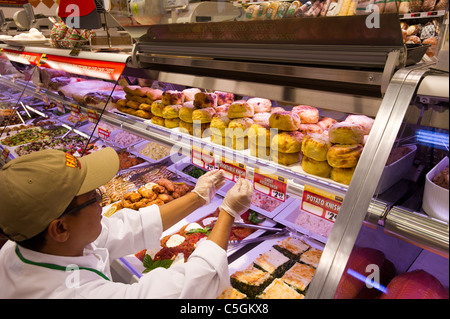 Un dipendente del reparto di delicatessen del fairway supermercato sulla Upper East Side di New York si prepara segni di prezzo Foto Stock