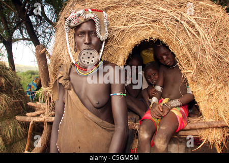 Surma donne con piastra a labbro a ovest del fiume Omo Etiopia Foto Stock