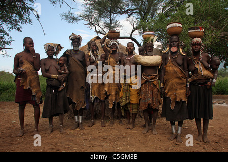 Surma donne con piastra a labbro a ovest del fiume Omo Etiopia Foto Stock