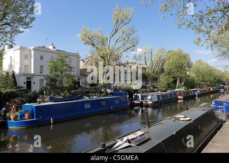 Primavera lungo il Regents Canal in Little Venice, visto da Blomfield Road. Foto Stock