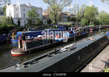 Primavera lungo il Regents Canal in Little Venice, visto da Blomfield Road. Foto Stock