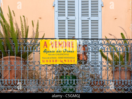 In vendita segno sulla casa, Seillans, Provenza, Francia Foto Stock