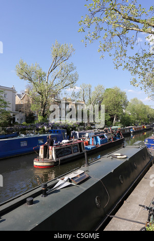 Primavera lungo il Regents Canal in Little Venice, visto da Blomfield Road. Foto Stock