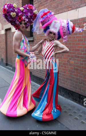 Due membri del cast di Priscilla - La Regina del Deserto sul dazio promozionali in Greco Street, Soho, Londra. Foto Stock