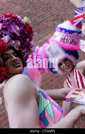 Due membri del cast di Priscilla - La Regina del Deserto sul dazio promozionali in Greco Street, Soho, Londra. Foto Stock