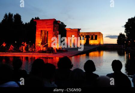 Ravid Kahalani e banda yemen blues giocare all'antico tempio Egizio, il Templo de Debod a Madrid, Spagna. Foto Stock