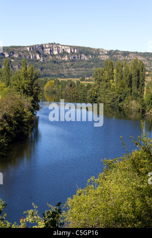 Il tranquillo fiume Lot fluente attraverso il paesaggio rurale vicino a Cajarc, Lot, Quercy, Francia, Europa Foto Stock