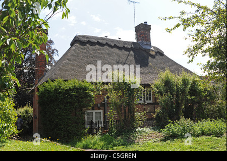 Marjorie fieno percorso cottage con tetto in paglia in Burpham village vicino a Arundel West Sussex Regno Unito Foto Stock