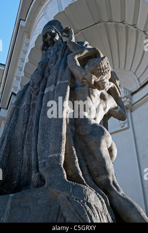 Praga - Scultura di Rabbi Yehuda Loew al nuovo municipio Foto Stock