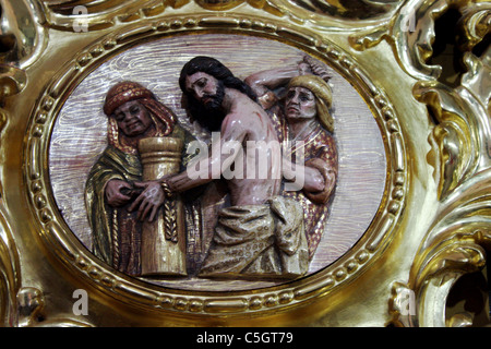 Una scultura di Gesù Cristo legato ad una colonna e frustati dagli ebrei in Carmona, provincia di Siviglia, in Andalusia, Spagna, 19 aprile 2011. Foto Stock