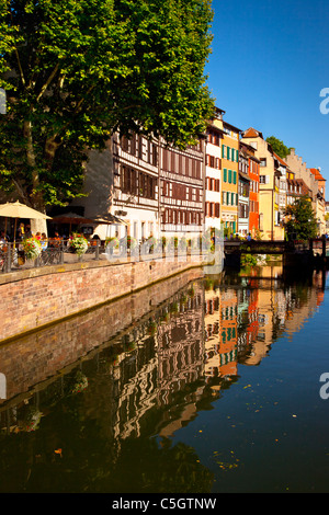 Gli edifici si riflette nel fiume Lii, Strasburgo Alsazia Bas-Rhin Francia Foto Stock