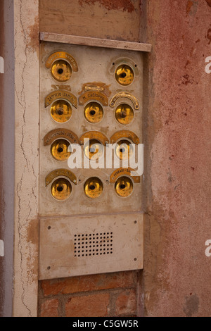 Antica e bella campana dorata pulsanti catturato a Venezia. Foto Stock