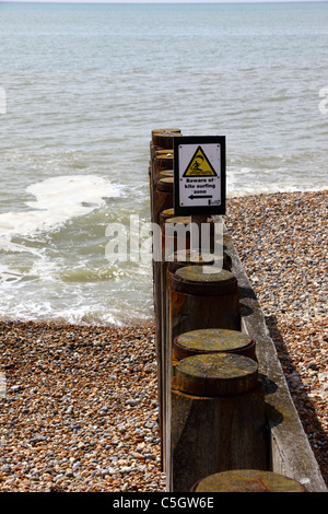 Attenzione di kite surf segno di zona su groyne, St Leonards on Sea, East Sussex, Inghilterra Foto Stock