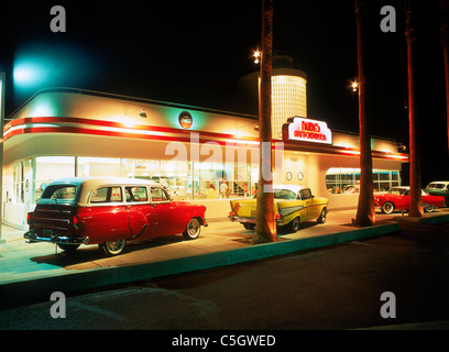 Auto diner di notte con il vecchio classico auto americane in Laguna Beach in California Foto Stock