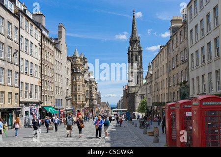 I negozi di High Street guardando verso Holyrood, Royal Mile di Edimburgo, Scozia, Regno Unito Foto Stock