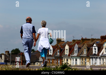 Giovane camminando lungo la strada nel complesso residenziale, St Leonards on Sea, East Sussex, Inghilterra Foto Stock