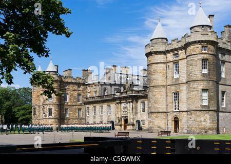 Soldati in parata davanti al Palazzo di Holyroodhouse, Holyrood, Edimburgo, Scozia, Regno Unito Foto Stock