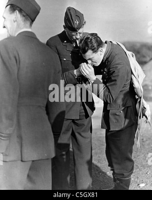 452 Squadrone RAAF a RAF Kenley 20 Settembre 1941.Volo Comandante Paddy Finucane accende una sigaretta dopo il ritorno dal combattimento Foto Stock