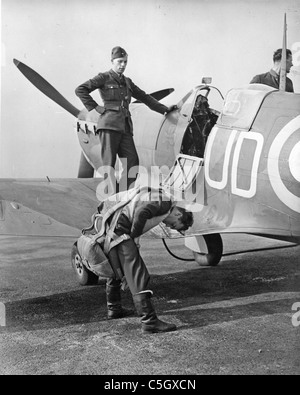 452 Squadrone RAAF a RAF Kenley 20 Settembre 1941.flt Commander Paddy Finucane regola il suo paracadute accanto alla sua Spitfire Vb Foto Stock