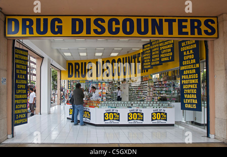 Tijuana, Messico - farmaco venditore al dettaglio che vende principalmente di turisti americani. Foto Stock