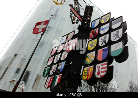 Struttura cantonali con le insegne dei cantoni svizzeri in Leicester Square a Londra Foto Stock