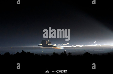 STS-135 Space Shuttle Atlantis tocca giù sul ultimo mai missione shuttle. Foto Stock