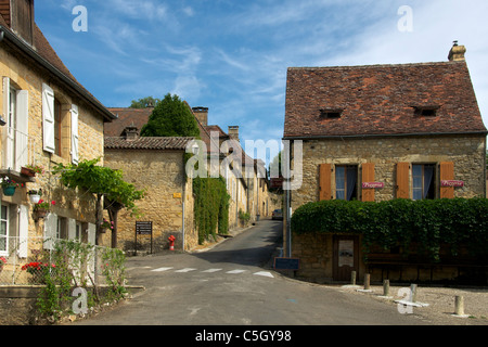 Pizzeria e case di pietra Rue de la Paillole Domme Dordogne Aquitaine Francia Foto Stock