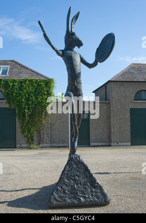 'Il batterista' scultura di Barry Flanagan fuori il Museo irlandese d'Arte Moderna di Kilmainham Dublino. Foto Stock