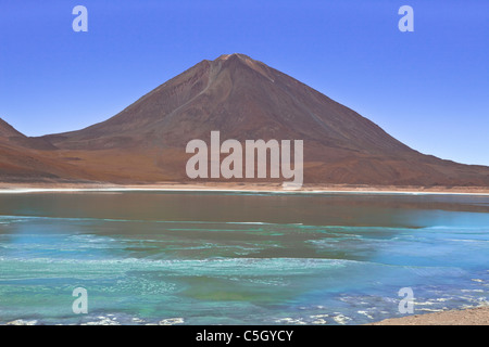 Vulcano Licancabur riflessa nel lago verde Laguna verde, Atacama, Altiplano, Sud Lipez, confine Cile, Bolivia, Sud America Foto Stock