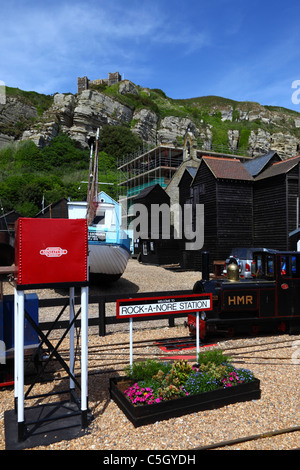 Rock-a-stazione di Nore su Hastings ferrovia in miniatura, Net negozi e East Hill sollevare in background, Hastings, East Sussex, Inghilterra Foto Stock